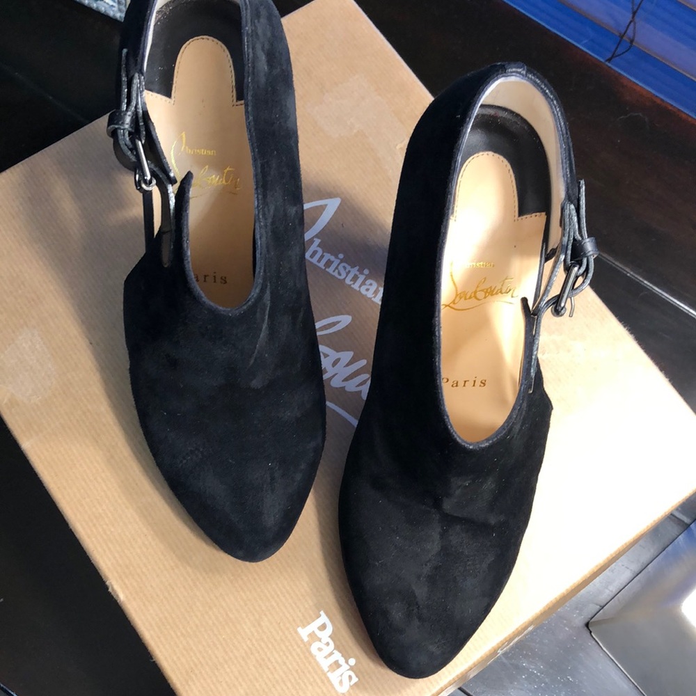 Christian louboutin booties. Suede excellent con